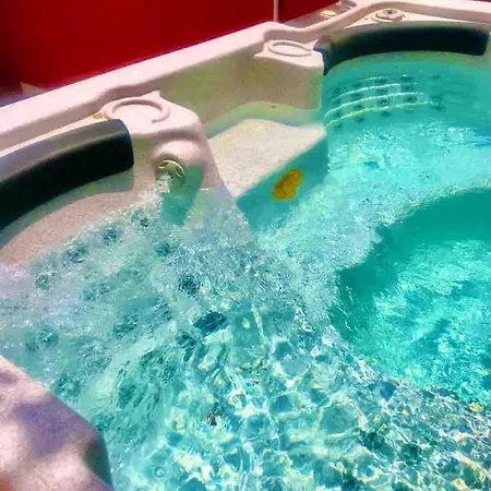 House With Jacuzzi In * 아데제
