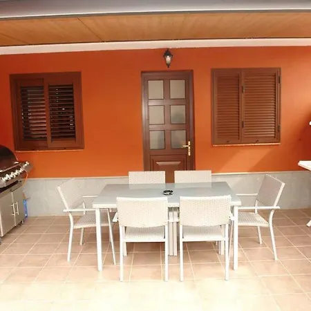 House With Jacuzzi In 아파트 *