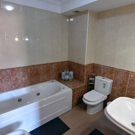 아파트 House With Jacuzzi In 아데제